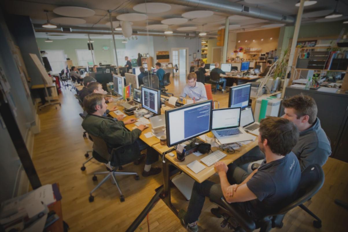 Estudiante participando en sesión de aprendizaje online sobre planificación financiera